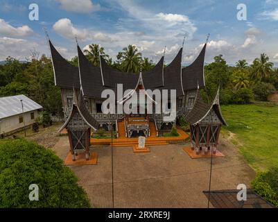 Sumatra, Indonésie - 2 septembre 2022 : Palais du sultan construit dans un style traditionnel. Istano Silindang Bulan. Banque D'Images