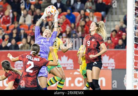 Toronto, Canada. 26 septembre 2023. La gardienne de but Kailen Sheridan (3e L) du Canada sauve le ballon lors du match de deuxième étape de la série Play-in de la qualification olympique féminine de la CONCACAF entre le Canada et la Jamaïque au BMO Field à Toronto, Canada, le 26 septembre 2023. L'équipe nationale féminine de soccer du Canada s'est avancée aux Jeux olympiques de Paris 2024 mardi. Crédit : Zou Zheng/Xinhua/Alamy Live News Banque D'Images