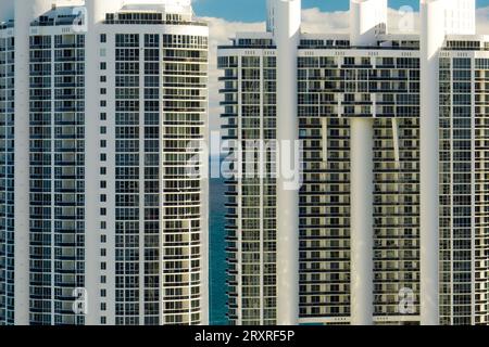 Vue aérienne de la ville de Sunny Isles Beach avec des hôtels et des condos luxueux en hauteur sur la côte atlantique de l'océan. Infrastructure touristique américaine dans le sud Banque D'Images