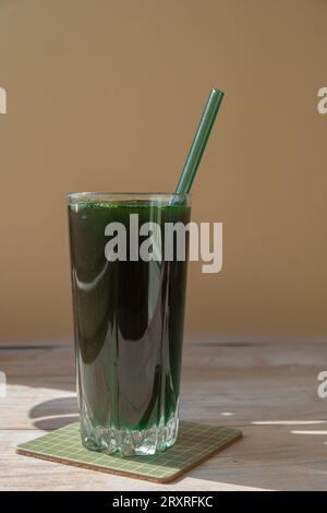 Boisson détox de spiruline d'algues bleu-vert bio dans la nourriture en poudre de verre. Smoothie cocktail protéiné santé de chlorella. Vitamines et minéraux à l'alimentation. Concept de superaliment d'algues de complément alimentaire riche en prébiotiques et antioxydants Banque D'Images