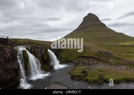 Volcan Kirkjufell avec la célèbre cascade Kirkjufellsfoss sur la côte de la péninsule de Snaefellsnes, Islande, Europe. Banque D'Images