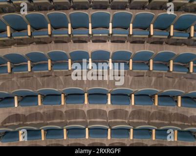 Vue aérienne du théâtre gris et bleu vide, sièges de l'auditorium, chaises. Banque D'Images