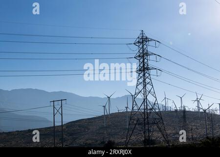 Quelques-unes des plus de 1200 éoliennes commerciales du parc éolien San Gorgonio Pass, qui alimente en électricité Palm Springs et Los Angeles, en Californie Banque D'Images