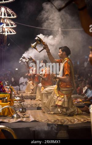 Un prêtre hindou exécute Saint aarti dans le cadre du rituel. Gros plan, mise au point sélective. Varanasi, Uttar Pradesh, Inde Banque D'Images