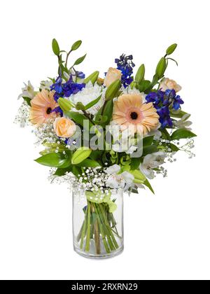 Beau bouquet énorme de chrysanthèmes, roses et lys en vase sur fond blanc. Banque D'Images