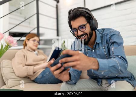 Jeune couple passant du temps libre à la maison sur Internet Banque D'Images