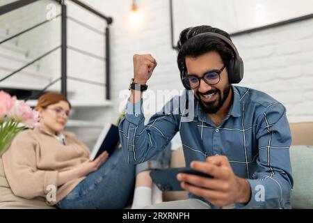 Jeune couple passant du temps libre à la maison sur Internet Banque D'Images