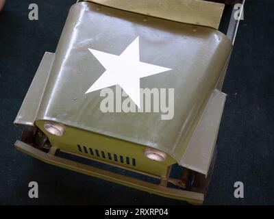 Étoile de l'armée américaine sur le capot d'une réplique en acier de voiture de pédale d'enfants de jouet militaire Banque D'Images