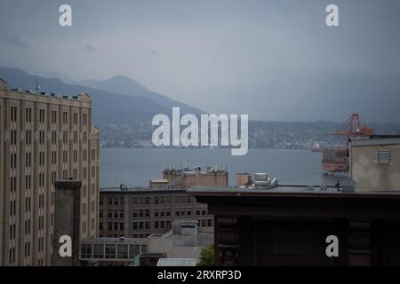 North Vancouver Skyline Across Water Banque D'Images