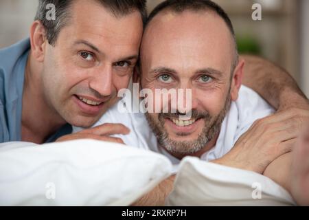 portrait d'un couple gay masculin heureux amoureux Banque D'Images