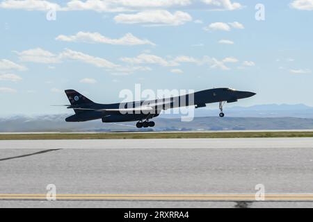 Un B-1B lancer de l'US Air Force décolle de la base aérienne d'Ellsworth, Dakota du Sud, le 24 septembre 2023. Photo de Yendi Borjas Banque D'Images