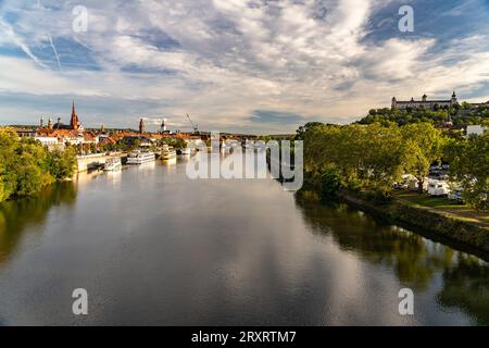 Der main, Festung Marienberg und die Altstadt von Würzburg, Bayern, Deutschland | le fleuve main, la forteresse de Marienberg et la vieille ville de Wuerzburg, Banque D'Images