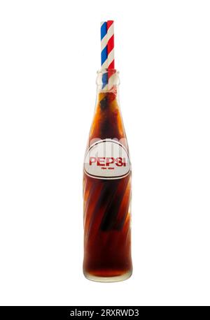 bouteille en verre originale des années 1950 de pepsi cola avec logo vintage rouge bleu pailles en papier rayé Banque D'Images