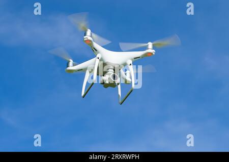 PSKOV, RUSSIE - 10 JUIN 2018 : le quadcopter Phantom 4 Edvancé avec l'appareil photo numérique en vol dans la journée ensoleillée Banque D'Images