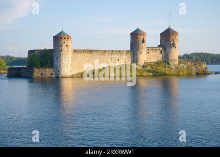 Vue de la forteresse d'Olavinlinna dans la soirée de juillet. Savonlinna, Finlande Banque D'Images