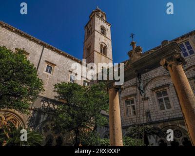 Cour et cloîtres du monastère franciscain dans la vieille ville de Dubrovnik, en Croatie Banque D'Images