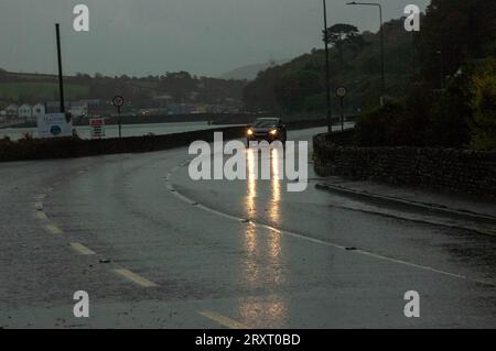 Mercredi 27 2023 septembre, Bantry, West Cork Ireland ; la tempête Agnes a frappé la terre à Bantry ce matin. Les conducteurs sont avertis de s'attendre à des retards en cas d'inondation et de tenir compte des usagers vulnérables de la route. Les conducteurs à Bantry contournent une parcelle inondée de route près de l'abbaye sur la route principale N71 de Cork. Crédit ; Ed/Alamy Live News Banque D'Images