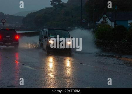 Mercredi 27 2023 septembre, Bantry, West Cork Ireland ; la tempête Agnes a frappé la terre à Bantry ce matin. Les conducteurs sont avertis de s'attendre à des retards en cas d'inondation et de tenir compte des usagers vulnérables de la route. Les conducteurs à Bantry contournent une parcelle inondée de route près de l'abbaye sur la route principale N71 de Cork. Crédit ; Ed/Alamy Live News Banque D'Images