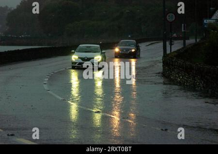 Mercredi 27 2023 septembre, Bantry, West Cork Ireland ; la tempête Agnes a frappé la terre à Bantry ce matin. Les conducteurs sont avertis de s'attendre à des retards en cas d'inondation et de tenir compte des usagers vulnérables de la route. Les conducteurs à Bantry contournent une parcelle inondée de route près de l'abbaye sur la route principale N71 de Cork. Crédit ; Ed/Alamy Live News Banque D'Images