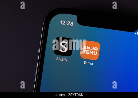 SHEIN app par Roadget BusinessPte. Ltd. Et TEMU APP par Whaleco Inc. Sont vus à Tokyo, Japon, le 14 septembre 2023. SHEIN est un détaillant de mode rapide en ligne dont le siège est à Singapour. TEMU est un service de marché en ligne appartenant à Pinduoduo Inc., est un détaillant en ligne chinois. (Photo de Shingo Tosha/AFLO) Banque D'Images