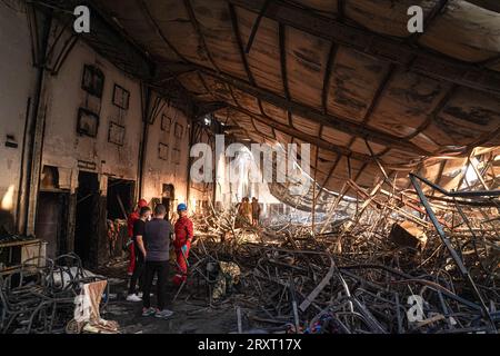 27 septembre 2023, Irak, Hamdaniya : les membres de l'équipe de recherche travaillent dans la salle de mariage incendiée après un incendie mortel qui a englouti la salle lors d'une célébration de mariage. Au moins 114 personnes ont été tuées et quelque 200 autres blessées lorsqu'un incendie a éclaté lors d'un mariage dans une salle d'événements, selon les médias d'État et les responsables de la santé. Photo : Ismael Adnan/dpa crédit : dpa Picture alliance/Alamy Live News Banque D'Images