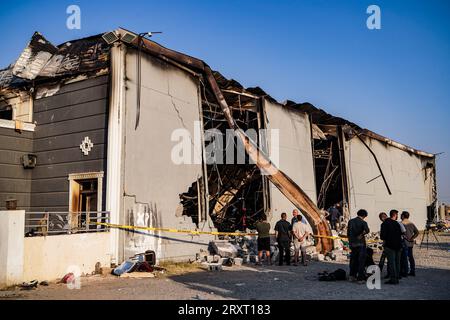 27 septembre 2023, Irak, Hamdaniya : les gens se rassemblent devant la salle de mariage incendiée après un incendie mortel qui a englouti la salle lors d'une célébration de mariage. Au moins 114 personnes ont été tuées et quelque 200 autres blessées lorsqu'un incendie a éclaté lors d'un mariage dans une salle d'événements, selon les médias d'État et les responsables de la santé. Photo : Ismael Adnan/dpa crédit : dpa Picture alliance/Alamy Live News Banque D'Images