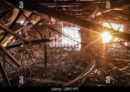 27 septembre 2023, Irak, Hamdaniya : une vue générale de la dévastation salle de mariage après un incendie mortel a englouti la salle lors d'une célébration de mariage. Au moins 114 personnes ont été tuées et quelque 200 autres blessées lorsqu'un incendie a éclaté lors d'un mariage dans une salle d'événements, selon les médias d'État et les responsables de la santé. Photo : Ismael Adnan/dpa crédit : dpa Picture alliance/Alamy Live News Banque D'Images