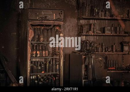 27 septembre 2023, Irak, Hamdaniya : les gens regardent à travers la salle de mariage incendiée après un incendie mortel qui a englouti la salle lors d'une célébration de mariage. Au moins 114 personnes ont été tuées et quelque 200 autres blessées lorsqu'un incendie a éclaté lors d'un mariage dans une salle d'événements, selon les médias d'État et les responsables de la santé. Photo : Ismael Adnan/dpa crédit : dpa Picture alliance/Alamy Live News Banque D'Images