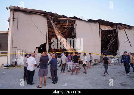 27 septembre 2023, Irak, Hamdaniya : les gens se rassemblent devant la salle de mariage incendiée après un incendie mortel qui a englouti la salle lors d'une célébration de mariage. Au moins 114 personnes ont été tuées et quelque 200 autres blessées lorsqu'un incendie a éclaté lors d'un mariage dans une salle d'événements, selon les médias d'État et les responsables de la santé. Photo : Ismael Adnan/dpa crédit : dpa Picture alliance/Alamy Live News Banque D'Images