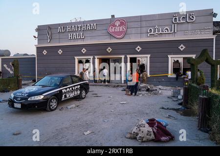 27 septembre 2023, Irak, Hamdaniya : les forces de sécurité se rassemblent dans une salle de mariage après un incendie mortel qui a englouti la salle lors d'une célébration de mariage. Au moins 114 personnes ont été tuées et quelque 200 autres blessées lorsqu'un incendie a éclaté lors d'un mariage dans une salle d'événements, selon les médias d'État et les responsables de la santé. Photo : Ismael Adnan/dpa crédit : dpa Picture alliance/Alamy Live News Banque D'Images