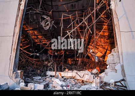 27 septembre 2023, Irak, Hamdaniya : une vue générale de la dévastation salle de mariage après un incendie mortel a englouti la salle lors d'une célébration de mariage. Au moins 114 personnes ont été tuées et quelque 200 autres blessées lorsqu'un incendie a éclaté lors d'un mariage dans une salle d'événements, selon les médias d'État et les responsables de la santé. Photo : Ismael Adnan/dpa crédit : dpa Picture alliance/Alamy Live News Banque D'Images