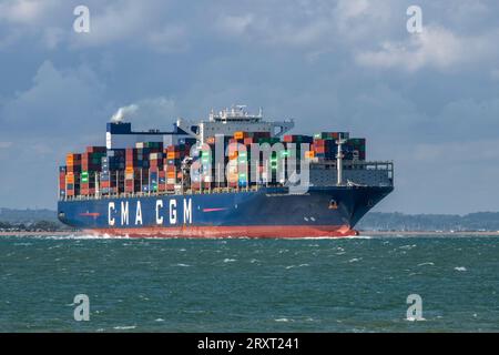 un grand porte-conteneurs dans le solent approchant du port de southampton accoste complètement décontracté avec les importations en provenance de l'extrême-orient Banque D'Images