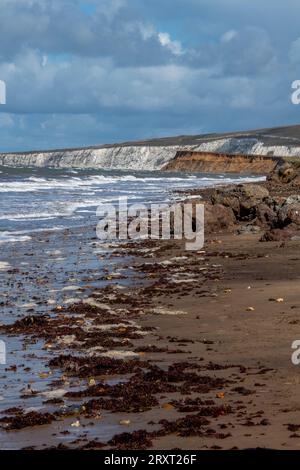 côte de l'île de wight à compton bay près de la baie d'eau douce sur une journée venteuse orageuse avec une mer agitée et des vagues brisantes. Banque D'Images