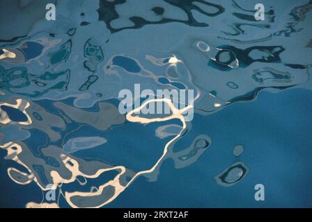 Fond liquide bleu avec réflexion d'ondulation d'eau, composition abstraite ou conceptuelle Banque D'Images