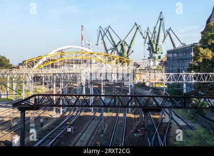 Chantier naval à Gdańsk, Pologne. Chemins de fer et grues dans la vue du port depuis le pont. Banque D'Images