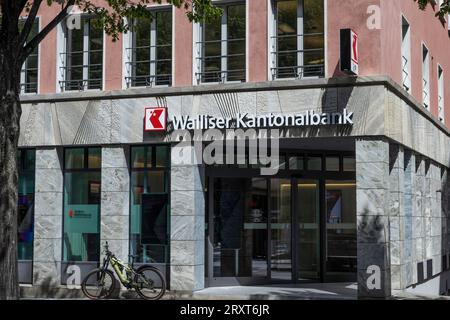 BRIGUE, SUISSE, 17 JUILLET 2023 : vue extérieure d'une succursale de la banque cantonale du Valais (Walliser Kantonalbank). La banque dispose de 38 succursales à travers va Banque D'Images