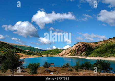 Vue sur le lac Fiastra dans la région des Marches, Italie Banque D'Images