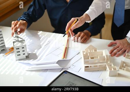 Homme d'architectes examinant les plans de travail sur le croquis d'un nouveau projet de construction à la réunion Banque D'Images