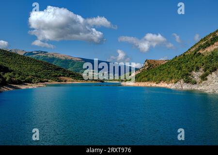 Vue sur le lac Fiastra dans la région des Marches, Italie Banque D'Images