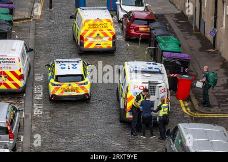Leith, Édimbourg, Écosse, Royaume-Uni, 27 septembre 2023. Incident policier : deux voitures de police et une ambulance sont appelées à Lambs House et au parc dans la rue Burgess. Un ambulancier a assisté à un agent de police qui a fait sortir un homme qui a été enfermé dans un fourgon de police et arrêté pour vol et bris de maison. Crédit : Sally Anderson/Alamy Live News Banque D'Images