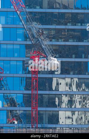 Réflexion abstraite d'une grue de construction sur le site de construction dans la ville de Melbourne, Australie. Banque D'Images