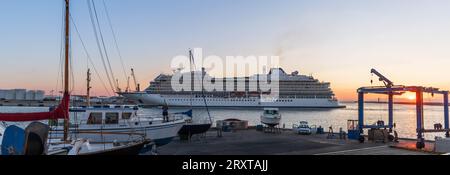 Bateau de croisière entrant dans le port de Sète, un matin d'été, en Occitanie, France Banque D'Images