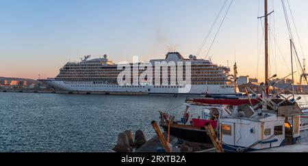 Bateau de croisière entrant dans le port de Sète, un matin d'été, en Occitanie, France Banque D'Images