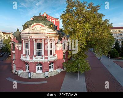 Vue aérienne du paysage urbain de la rue du centre-ville de Varna, Bulgarie, bâtiment de l'Opéra et Théâtre dramatique, Fontaine Banque D'Images