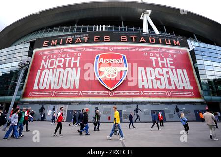 Photo de dossier datée du 26-08-2023 de l'Emirates Stadium, Londres. Les indicateurs de la croissance dont le WSL a bénéficié jusqu'à présent incluent son accord de diffusion avec Sky et la BBC, qui a commencé en 2021 et se poursuit jusqu'à la fin de la saison à venir, et des chiffres de fréquentation tels que le record de 47 367 présent à l’Emirates Stadium pour Arsenal v Tottenham en septembre dernier. Date de publication : mercredi 27 septembre 2023. Banque D'Images