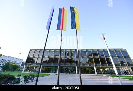 27 septembre 2023, Bade-Württemberg, Stuttgart : les drapeaux de l'Europe (de gauche à droite), de l'Allemagne et du Bade-Württemberg sont accrochés devant le bâtiment du Parlement. Lors de la réunion du Parlement de l'État, le signalement des bâtiments de l'État doit être discuté. Photo : Bernd Weißbrod/dpa Banque D'Images