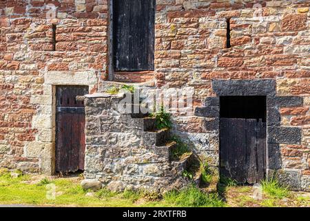 Marches et vieilles portes en bois sur une grange en pierre à Greenwell près du village de Castle Carrock, Cumbria, Angleterre Royaume-Uni Banque D'Images