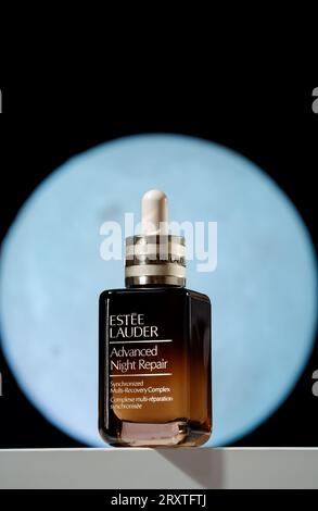 Strasbourg, France - septembre 2023 : Estee Lauder Advanced Night Repair face Serum Hero tourné sur un fond de lune bleu. Soin de nuit de luxe Banque D'Images