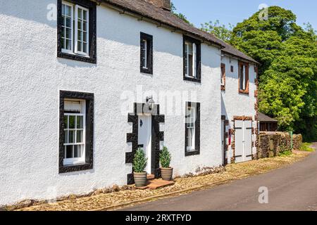 Maison de ferme traditionnelle du 18e siècle avec pierre rustiquée entoure les fenêtres et la porte à Greenwell près du village de Castle Carrock, Cumbria Royaume-Uni Banque D'Images