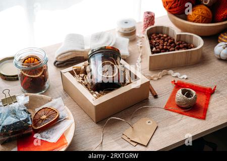 Kit de survie d'hiver fait à la main DIY, cadeau en pot. Simple cadeau de pot d'hiver et d'automne plein d'articles confortables et essentiels. Mason JAR cadeaux pour Noël et Banque D'Images